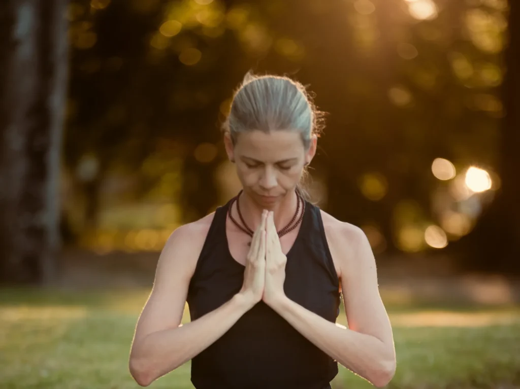 Michelline meditando ao ar livre